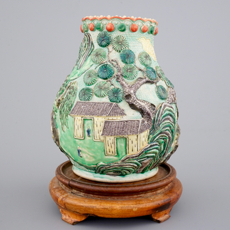 Un vase de forme hu, décor en reliëf d'un paysage, Nankin, 19ème