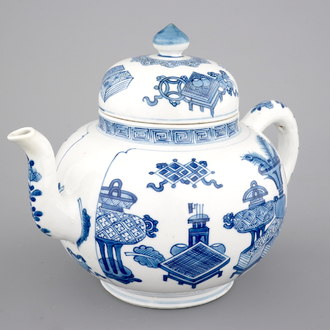 Une grande théière en porcelaine de Chine bleu et blanc, époque Kangxi, ca. 1700