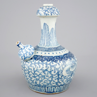 Een zeldzame Chinese blauw-witte kendi voor de Indonesische markt, 19e eeuw