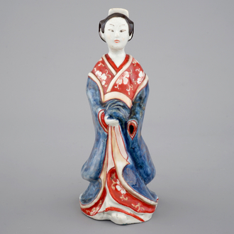 Une figure d'une bijin en porcelaine de Japon, 18ème