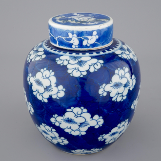 Un pot à gingembre bleu et blanc, Kangxi, ca. 1700