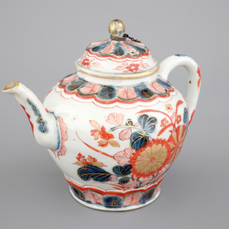 Een Chinese Imari theepot met deksel, 17/18e eeuw