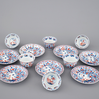 Un ensemble de tasses et soucoupes en porcelaine de Japon de type Imari, 18ème