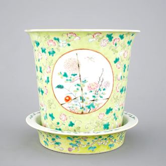 A Chinese porcelain planter on stand, 19th/20th C