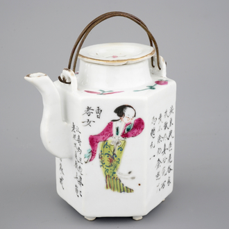 Een Chinese famille rose theepot met decor uit Wu Shuang Pu, 19e eeuw