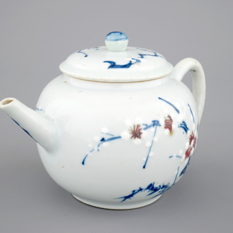 Een zeldzame blauw-witte en onderglazuur rood Chinees porseleinen theepot, Kangxi, ca. 1700