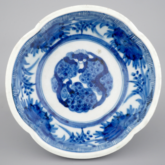 Een Japanse blauw-witte porseleinen kom, 17/18e eeuw