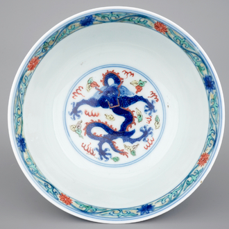 A Chinese porcelain wucai dragon bowl, 19/20th C.