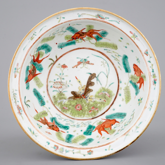 Een polychrome Chinees porseleinen kom met vlinders en goudvissen, 19e eeuw