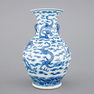 Een blauw-witte Chinese vaas met decor van draken en olifanten als handvaten, 19/20e eeuw