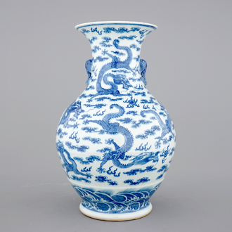 Un vase en porcelaine de Chine bleu et blanc au décor de dragons et éléphants comme prises, 19/20ème siècle