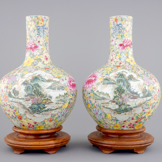 Une paire de vases de forme bouteille au décor millefleurs, ca. 1900