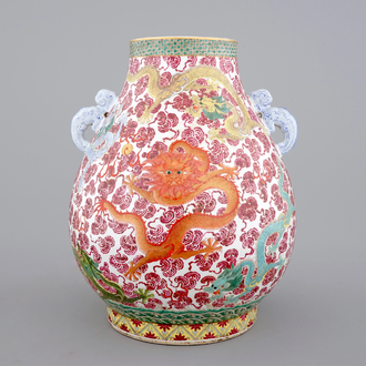 Un vase chinois de forme "hu" au décor famille rose de dragons, probablement Tongzhi, 19ème