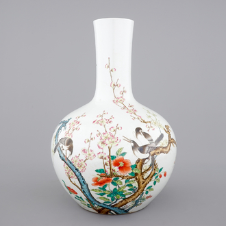 Een polychrome Chinese flesvormige vaas met decor van vogels tussen bloesems, 19e