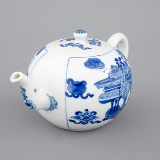 Een blauw-witte Chinees porseleinen theepot, Kangxi, ca. 1700