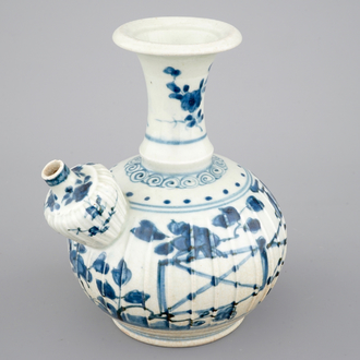 A Japanese Arita porcelain kendi, 17/18th C.