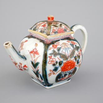 A square Japanese Imari porcelain teapot, 17/18th C.