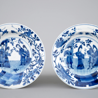 Une paire d'assiettes en porcelaine de Chine bleu et blanc au décor allégorique de l'odeur, Kangxi, ca. 1700
