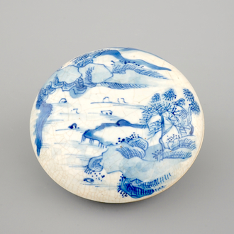 Een rond Chinees porseleinen blauw-wit doosje voor zegelwas, 18e eeuw