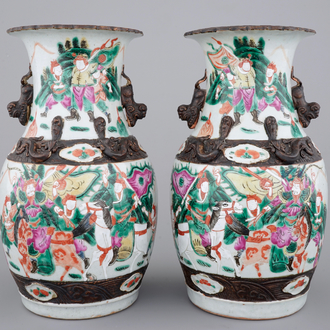 Une paire de vases en porcelaine de Chine, famille verte sur craquelé, Nanking, 19ème