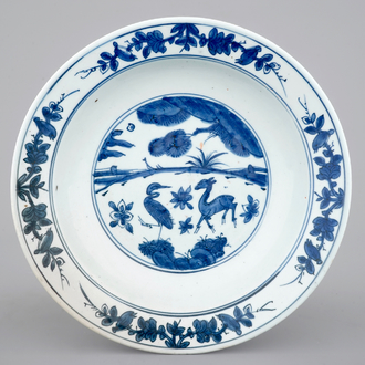 Un plat profond en porcelaine de Chine, décor d'un héron et un cerf, Dynastie Ming