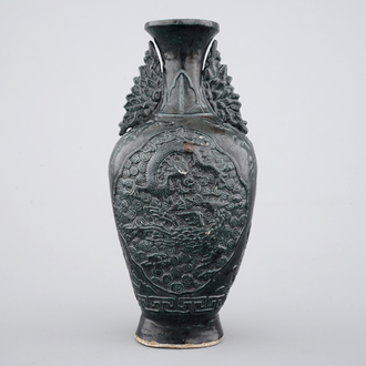 Een Chinese met reliëf gemouleerde vaas met zwart glazuur, 19/20e eeuw