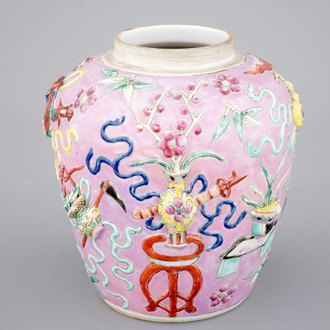 Een Chinese gemberpot met reliëfdecor op roze fondkleur, 19e eeuw