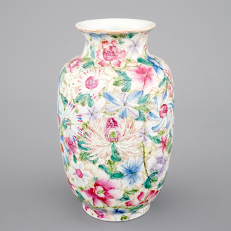 Un vase en porcelaine de Chine famille rose au décor millefleurs, 19/20ème
