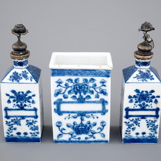 Een driedelig Chinees porseleinen apothekersset met zilveren montuur, Qianlong, 18e eeuw