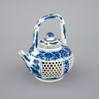 Une théière travaillé en ajour en porcelaine de Chine, époque Kangxi, ca. 1700