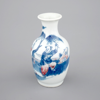 Un vase en bleu, blanc et rouge en porcelaine de Chine, 19/20ème