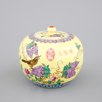 Un bol et son couvercle en porcelaine de Chine de style "Dayazhai", 19/20ème