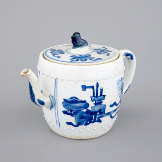 Une théière en porcelaine de Chine bleu et blanc, époque Kangxi, ca. 1700