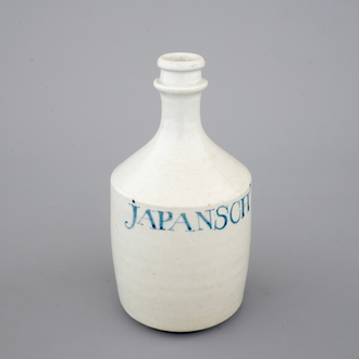 Een Japanse blauw-witte porseleinen fles voor sake, 17/18e eeuw