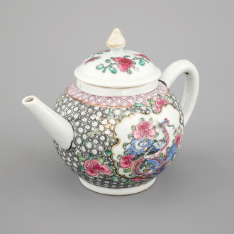Une théière en porcelaine de Chine famille rose, époque Yongzheng, 1722-1735