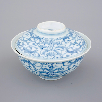 Een blauw-witte Chinees porseleinen dekselkom, 19e eeuw