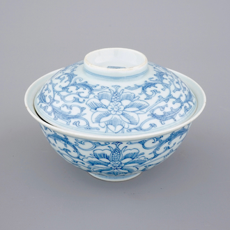 A blue and white Chinese porcelain bowl and cover, 19th C.