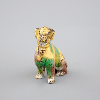 Un chien en porcelaine de Chine de type oeuf et épinards, Kangxi, ca. 1700