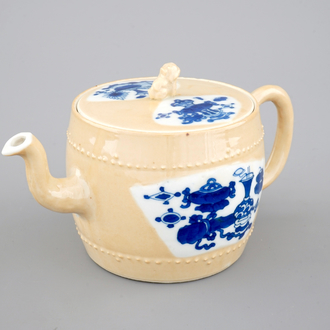 Een blauw-witte Chinees porseleinen "koffie met melk"-fondkleur theepot, Kangxi, ca. 1700