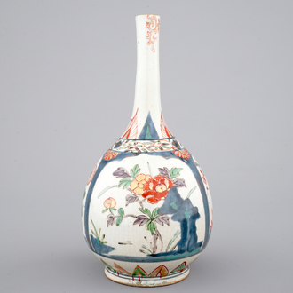 Un vase de forme bouteille de style Kakiemon, Japon, 17/18ème