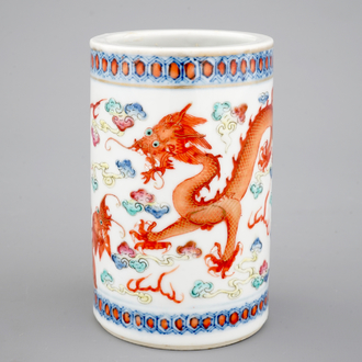 A Chinese polychrome brush pot decorated with a dragon, 19/20th C.