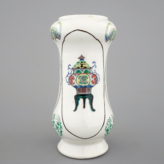 A Chinese famille verte albarello-shaped vase, 19th C.