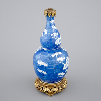 Een blauw-witte kalebasvormige vaas met blauwe fondkleur en chinoiserie montuur, 18/19ème