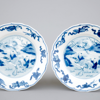 Une paire d'assiettes en porcelaine de Chine au décors de garçons sur grues, Kangxi, ca. 1700