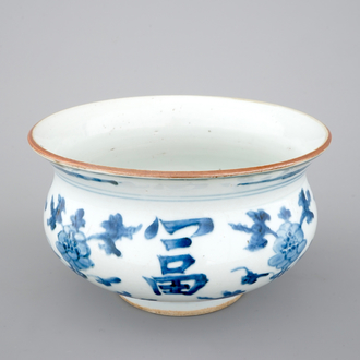 Een blauw-witte Chinees porseleinen wierookbrander, late Ming Dynastie