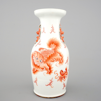 Un vase en porcelaine de Chine au décor de chiens de foo, 19ème