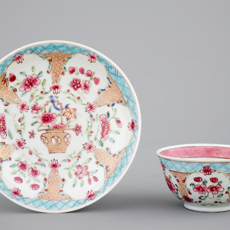 Une tasse et soucoupe en porcelaine de Chine famille rose, époque Yongzheng, 1722-1735