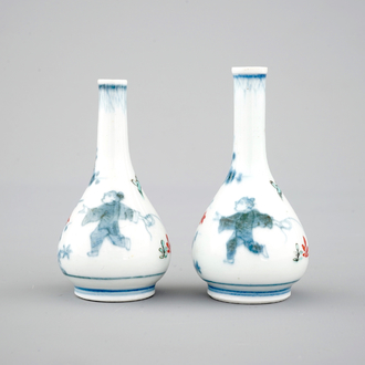 Une paire de vases miniatures en porcelaine de Japon, Kakiemon, 17/18ème