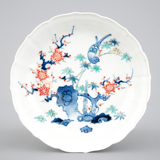Een Japans Kakiemon porseleinen gelobd bord, 18e eeuw