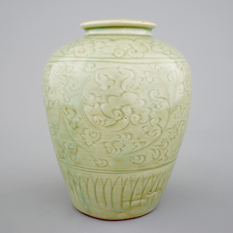 Een Chinese celadon vaas met ingekerfd decor, Ming Dynastie